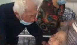 娱乐吃瓜酱上海老爷爷,揭秘都市老人的欢乐生活